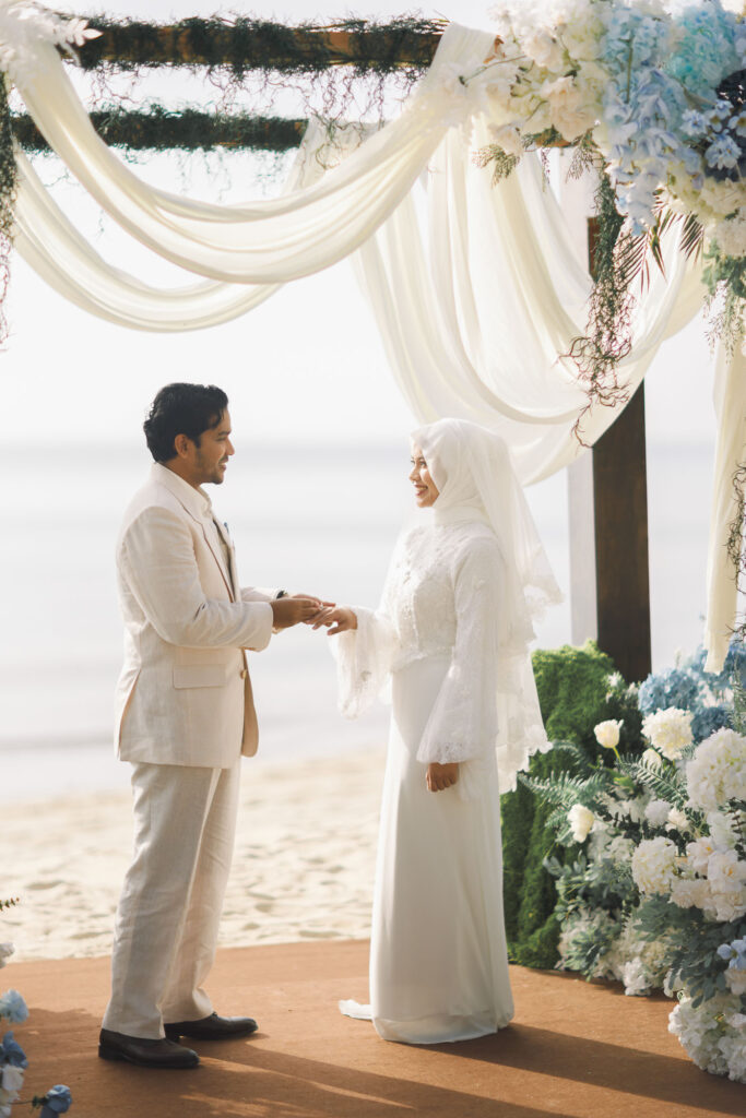 Akad Nikah di Pantai