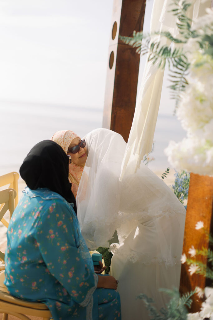 Akad Nikah di Pantai